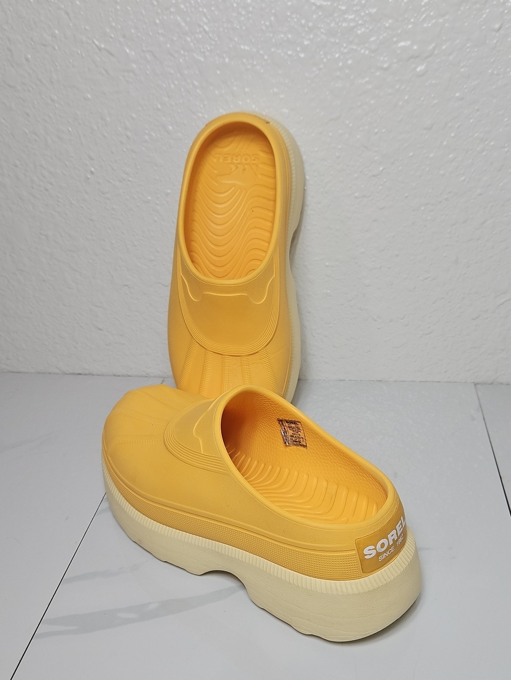 SOREL Caribou Clog Yellow Ray Sea Salt Platform Shoes Women’s 6